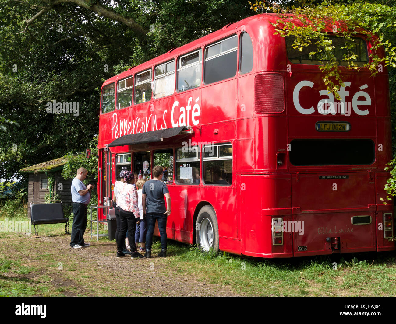 Vecchio, big red London double-decker bus Routemaster convertito a mobile cafe. Foto Stock