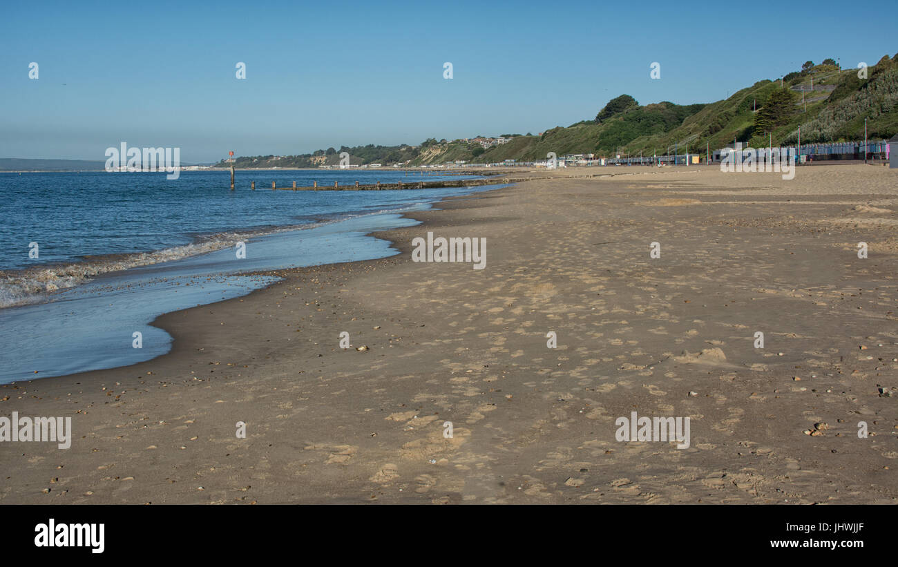 La spiaggia deserta presso la uk resort di bournemouth nella luce del mattino prima di vacanza fa arrivare Foto Stock