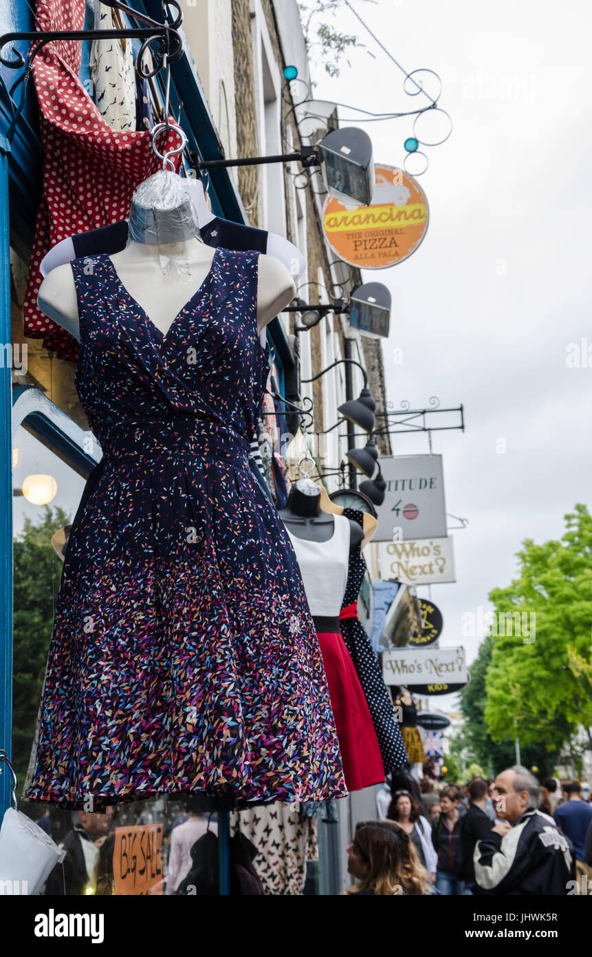 Manichini appesi al di fuori di un negozio di abbigliamento a Notting Hill, Londra. Foto Stock