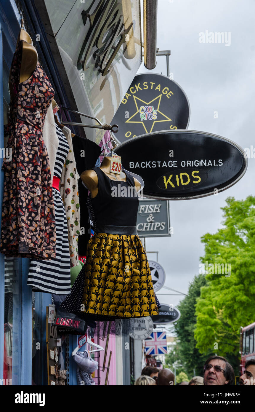 Manichini appesi al di fuori di un negozio di abbigliamento a Notting Hill, Londra. Foto Stock