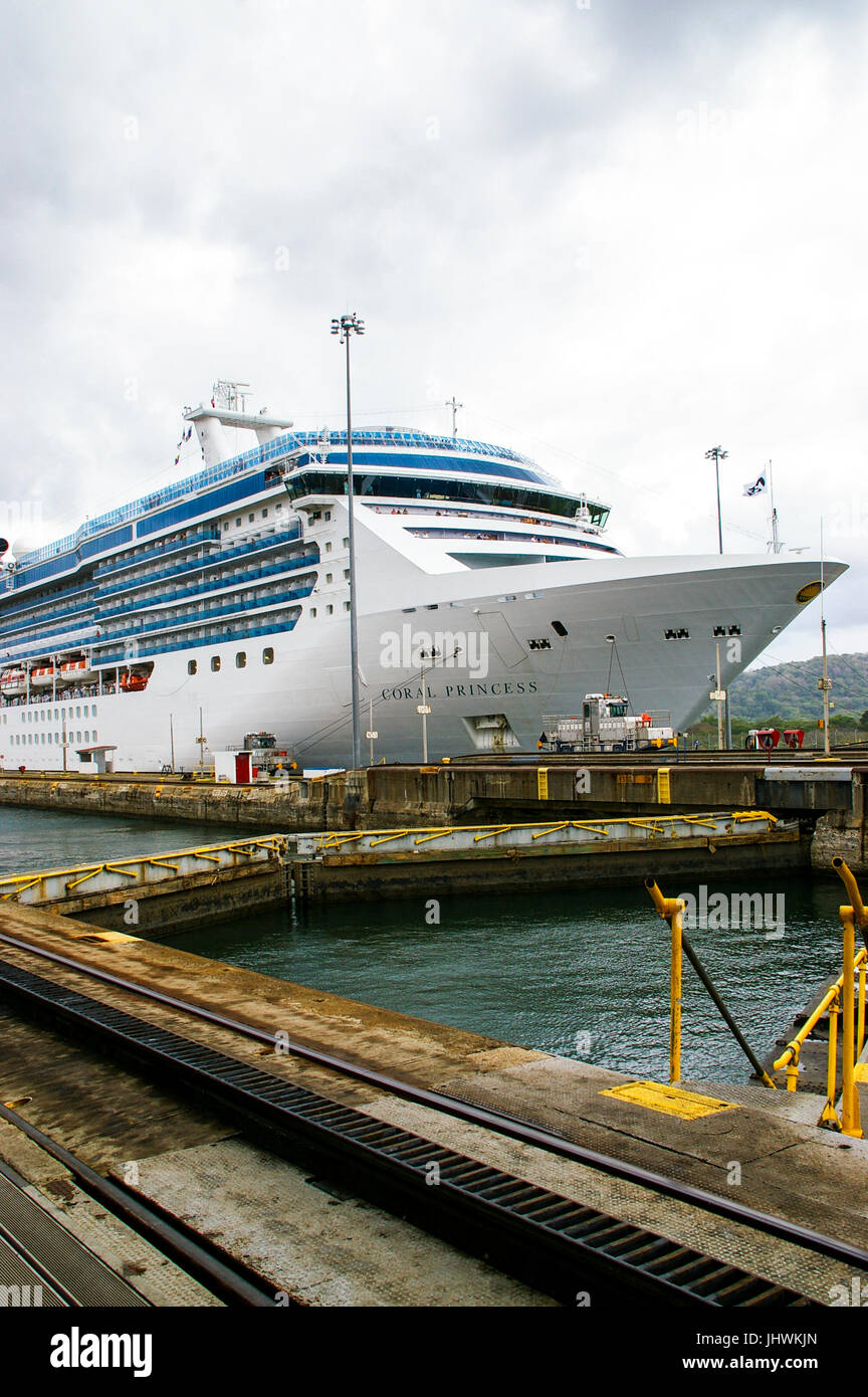 Il Coral Princess nave di crociera in Gatun serrature del Canale di Panama Foto Stock