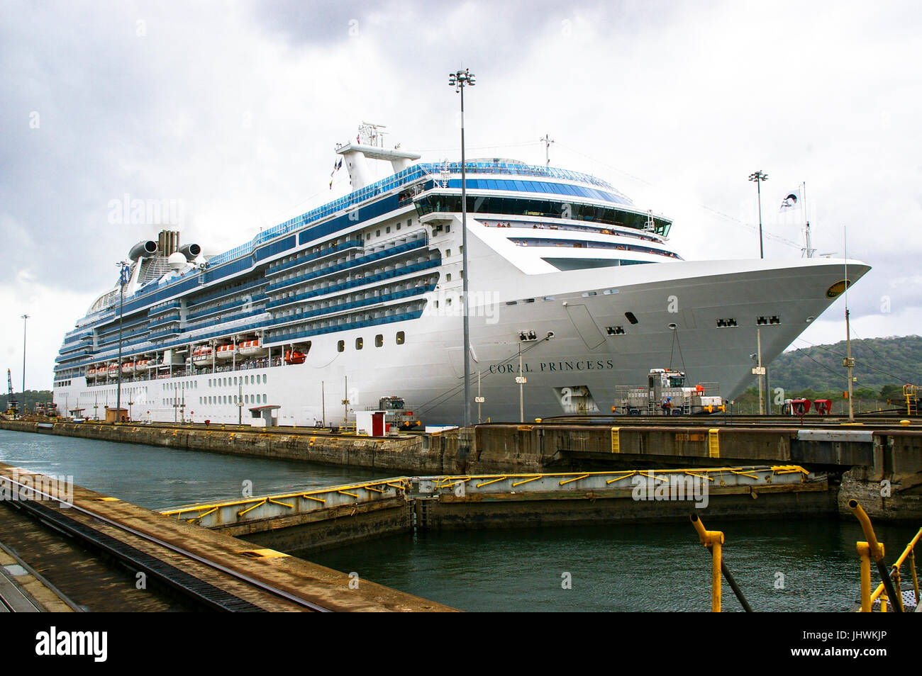 Il Coral Princess nave di crociera in Gatun serrature del Canale di Panama Foto Stock