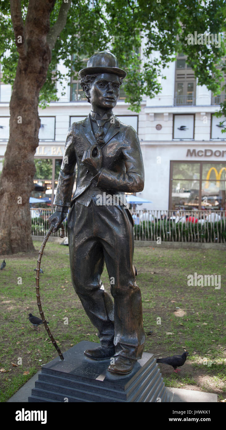 Statua di bronzo di Charlie Chaplin come Little Tramp (1979-81 da John Doubleday) in Leicester Square nel centro di Londra, Inghilterra, Regno Unito Foto Stock