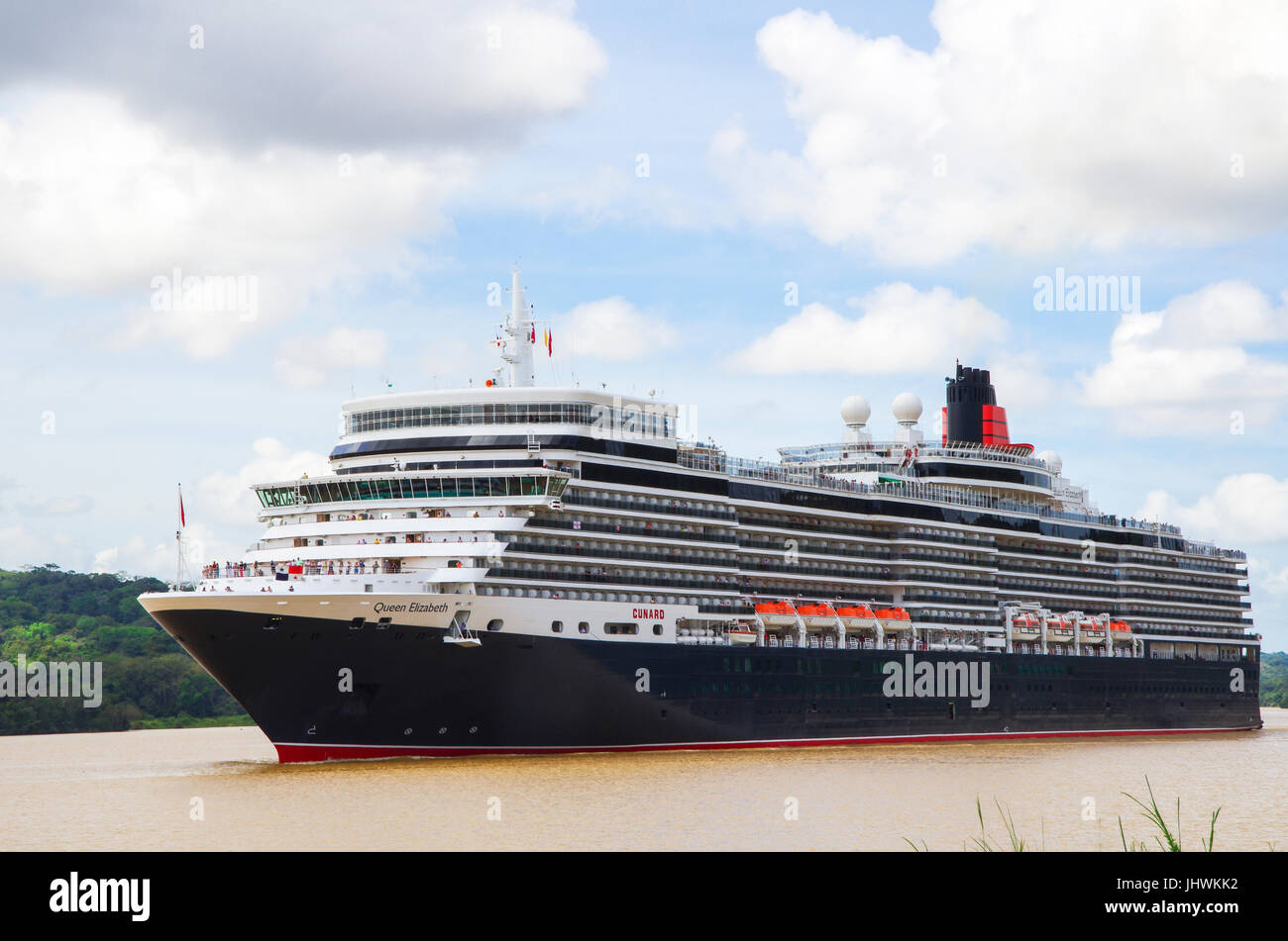 Queen Elizabeth la nave di crociera nel Canale di Panama Foto Stock