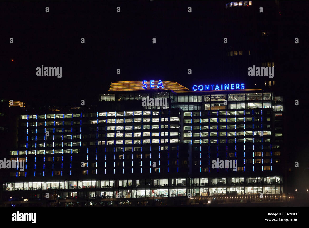 Il Sea Containers House sulla riva sud del fiume Tamigi a Londra, Regno Unito. La parte visibile dell'edificio viene utilizzato come spazio in ufficio. Foto Stock