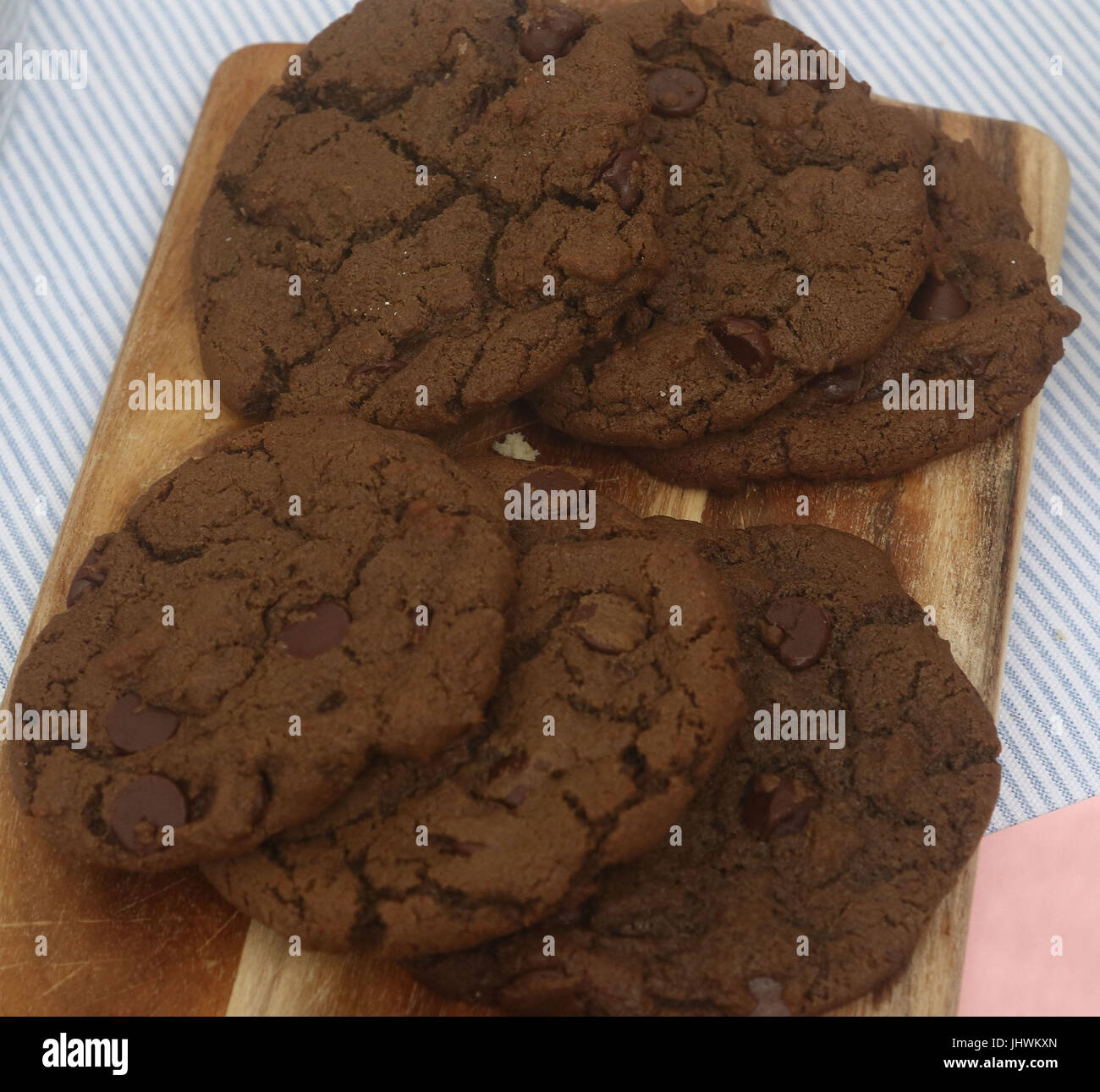 Double Chocolate Chip Cookie su breadboard Foto Stock