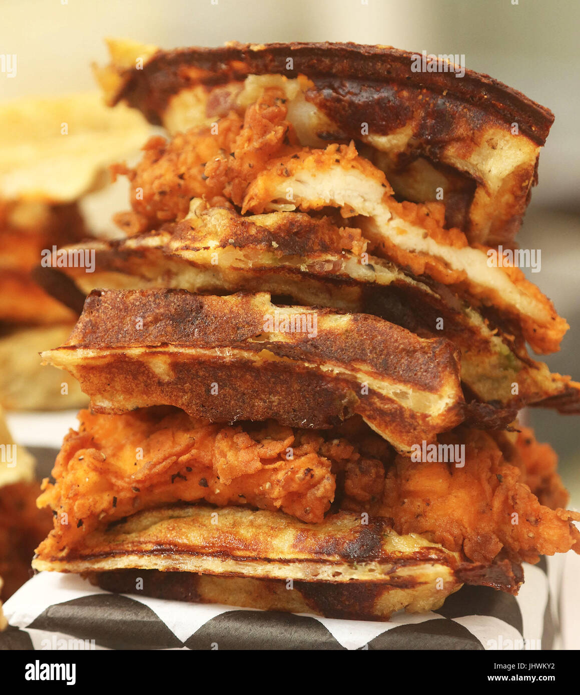 Triple decker piccante pollo fritto waffle belgi sandwich Foto Stock