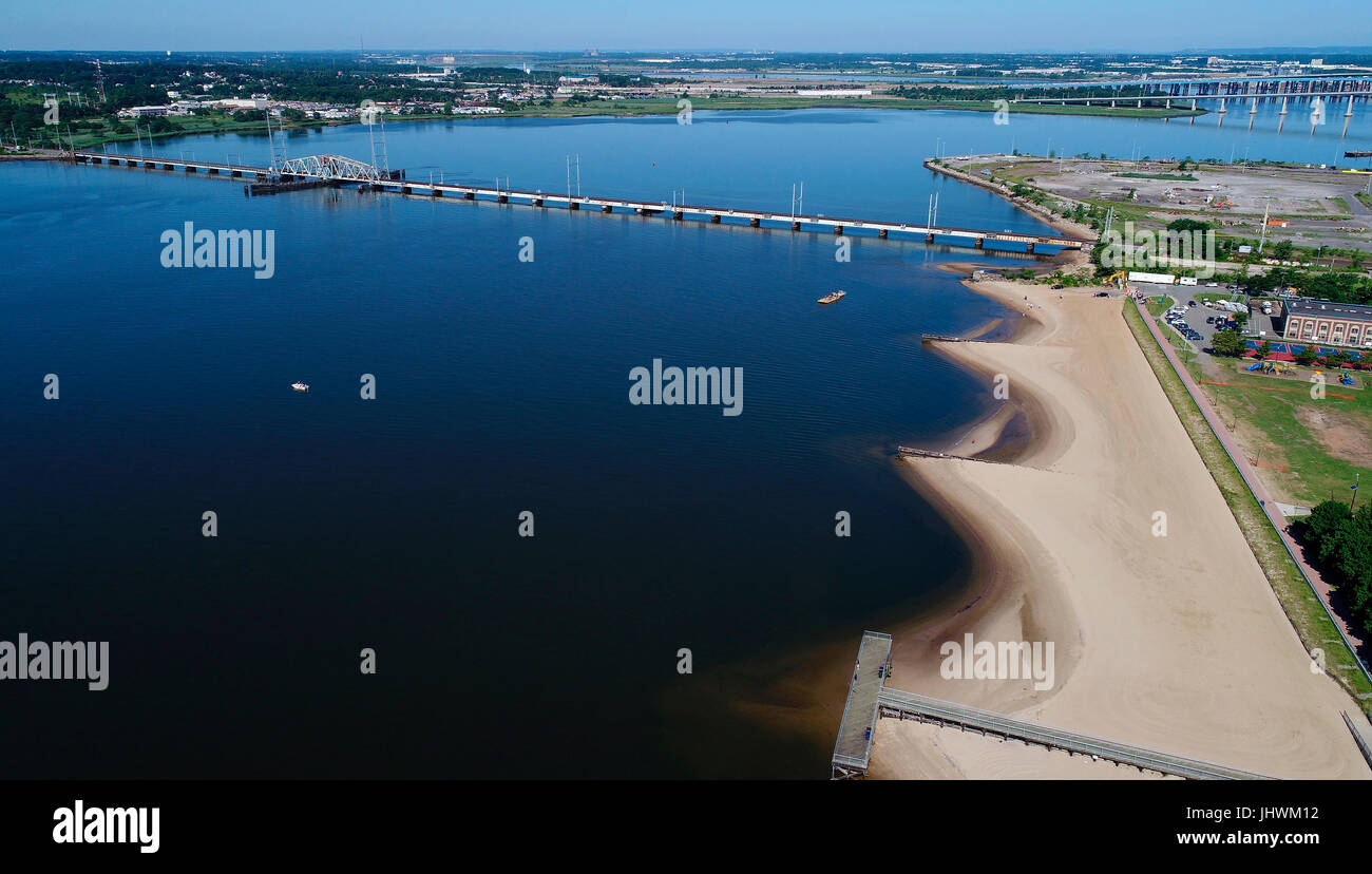 Vista aerea della zona spiaggia su Raritan Bay in Perth Amboy, NJ Foto Stock