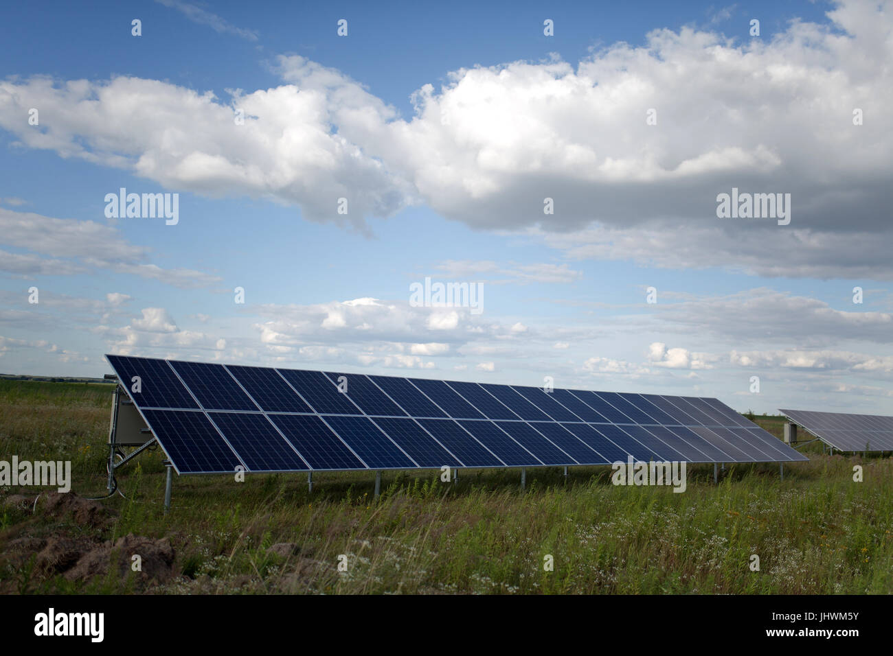 Pannelli fotovoltaici nel campo. Foto Stock