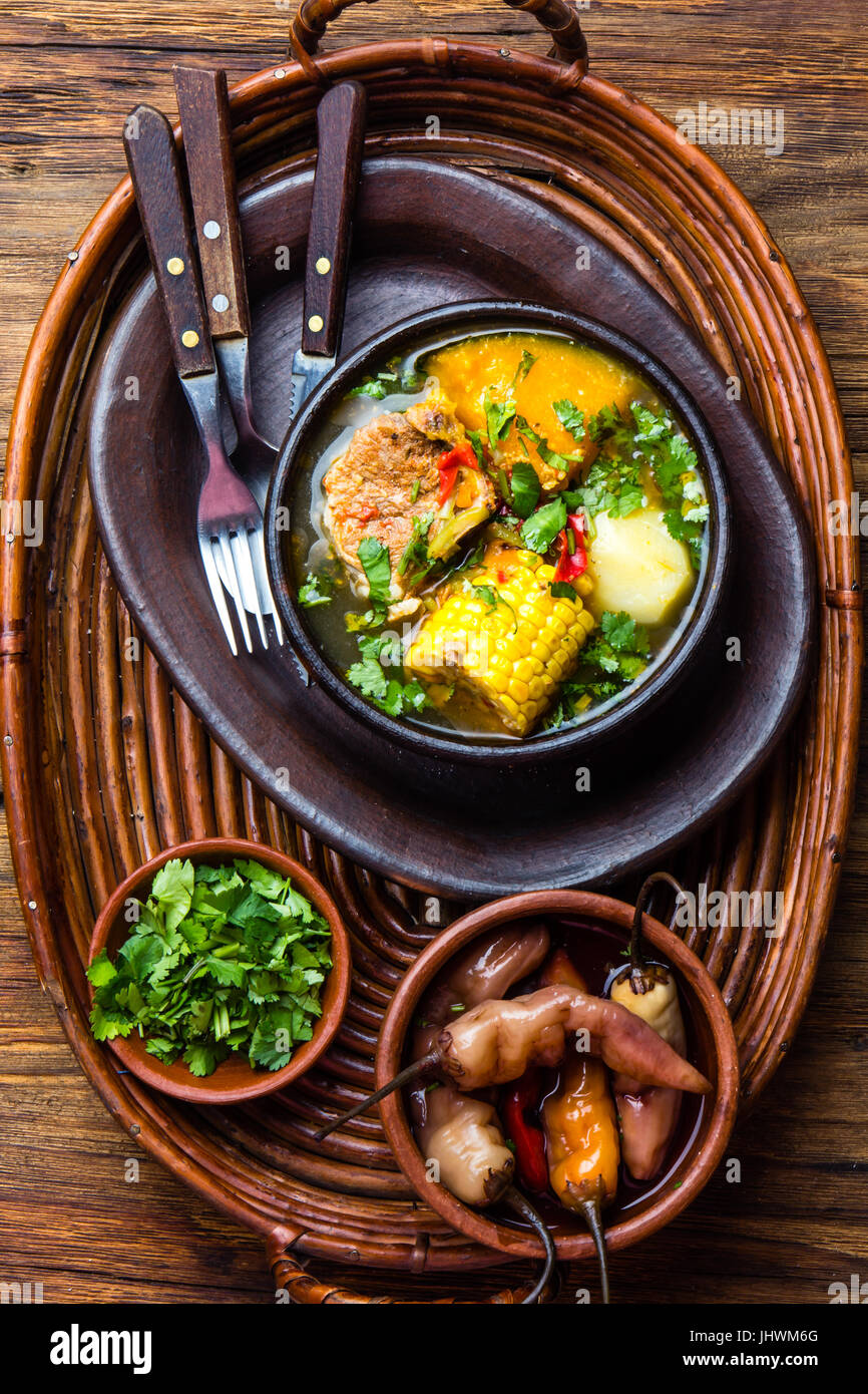 Latin American Cucina Cilena Cileno Tradizionale Cazuela De Cerdo Con Chuchoca Zuppa Di Maiale Con Patate Zucca Il Mais Servito In Tazza Di Argilla Da Pomai Foto Stock Alamy