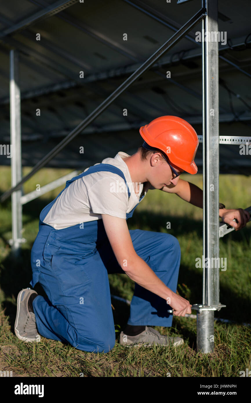 Tecnico installazione di fondazione del pannello solare con pali ad elica. Foto Stock