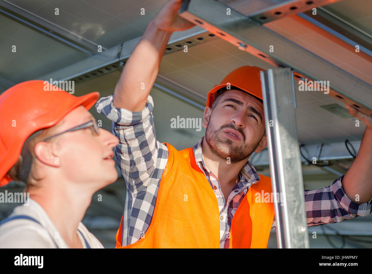 Ingegneri di installare pannelli solari sul telaio. Foto Stock