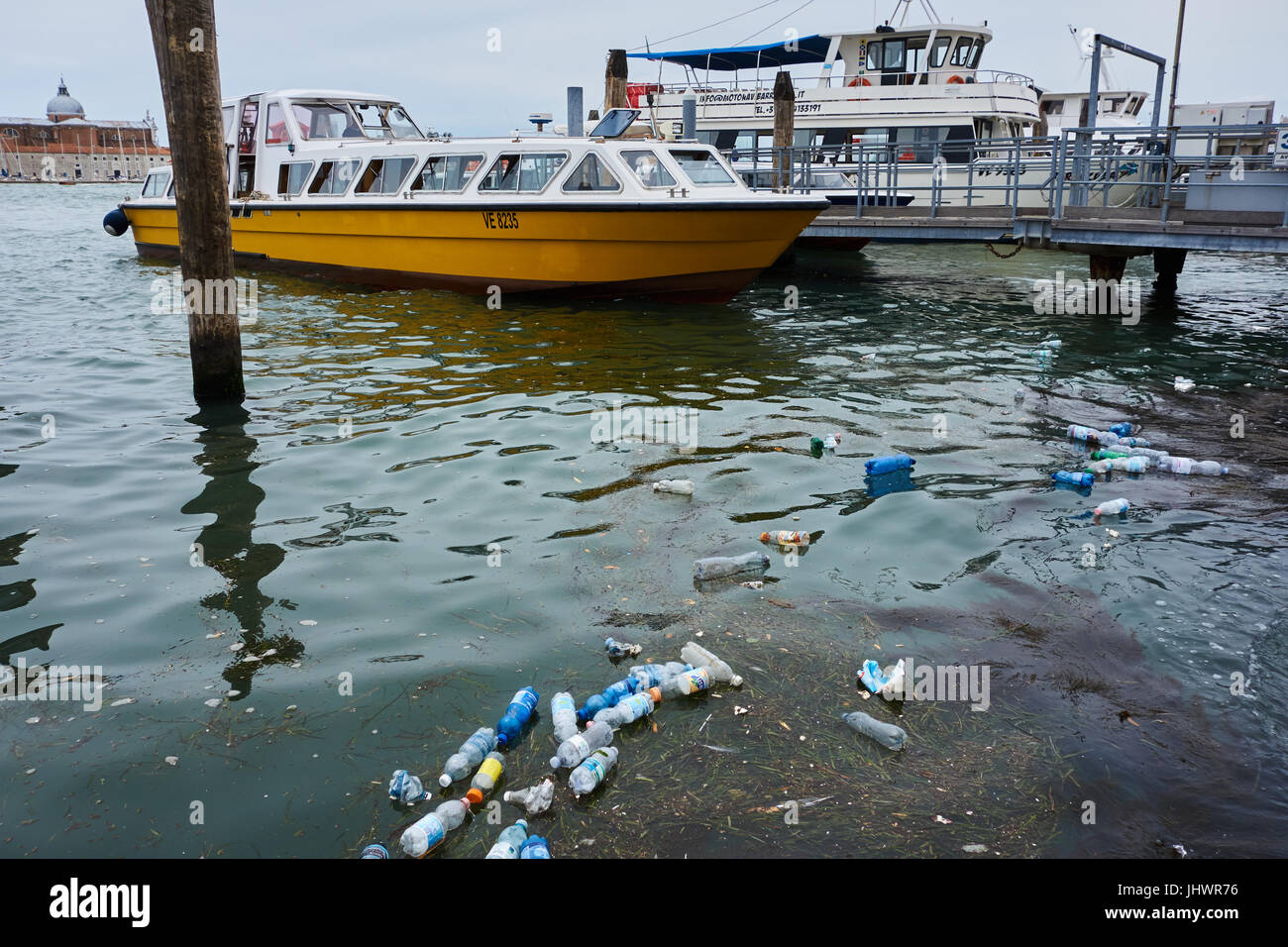 Le bottiglie di plastica galleggianti in acqua. Venic. Italia Foto Stock