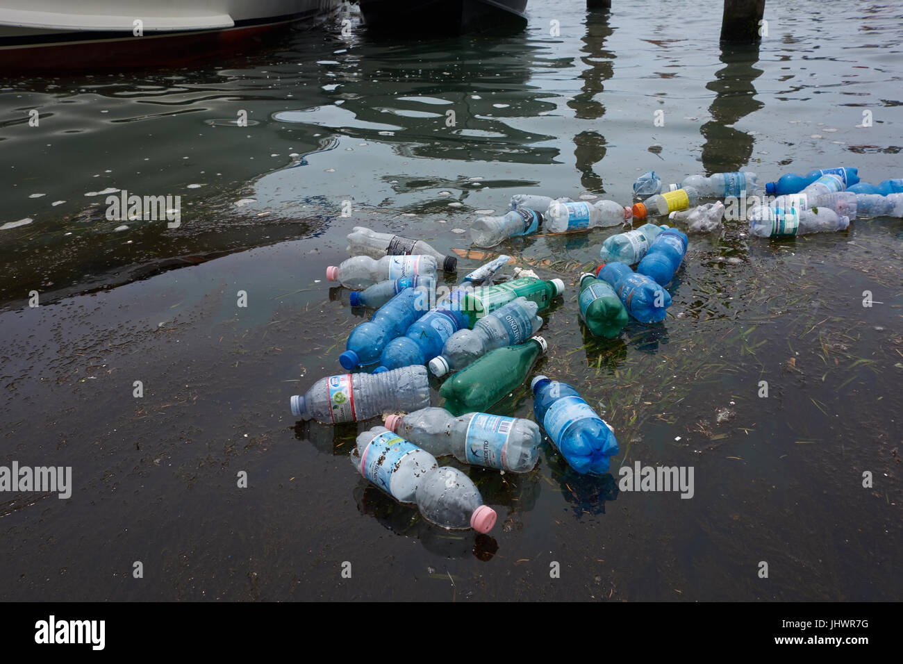 Le bottiglie di plastica galleggianti in acqua. Venic. Italia Foto Stock