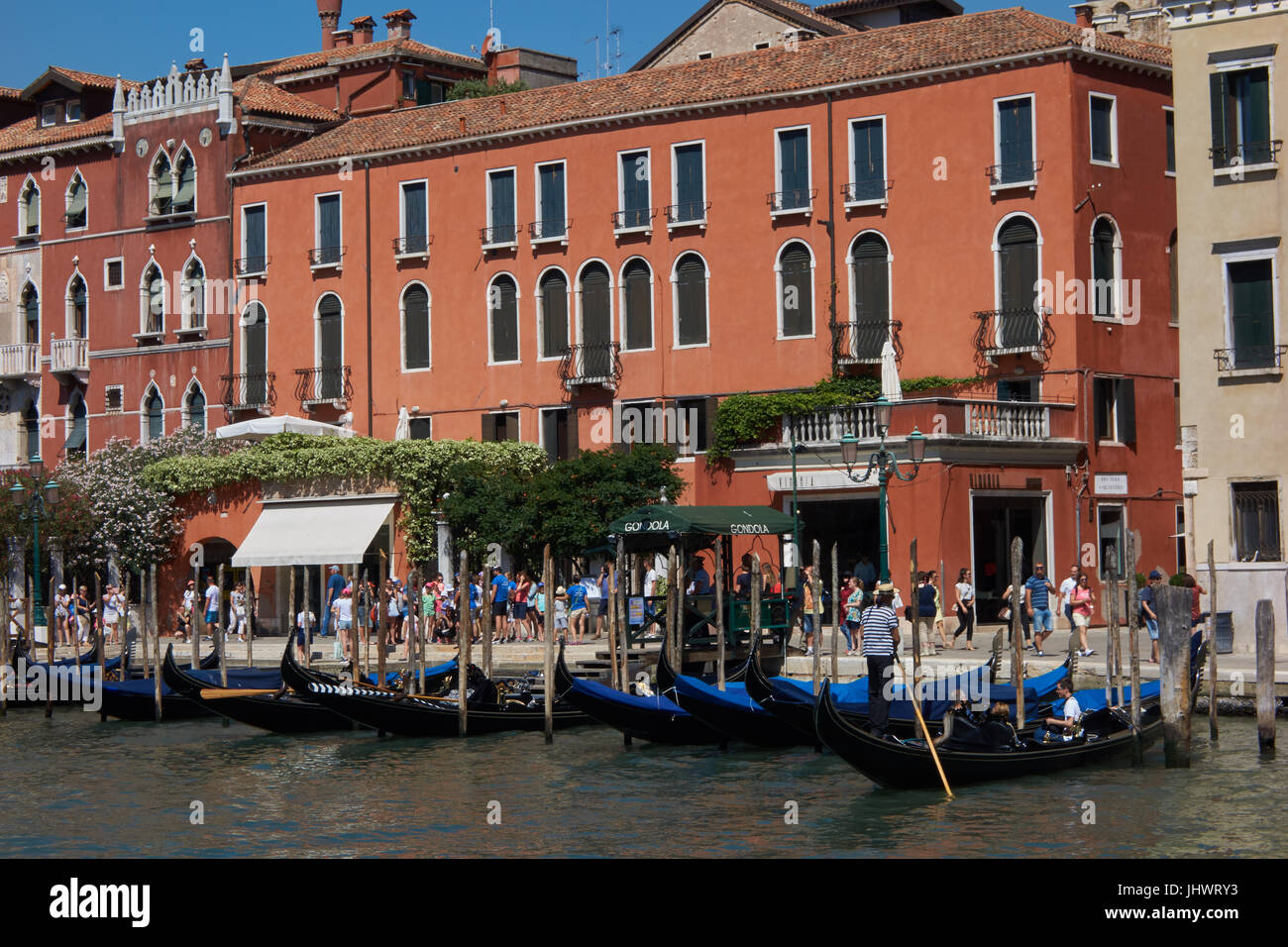 Barche e costruzione lungo il Canal Grande. Venezia. Italia Foto Stock