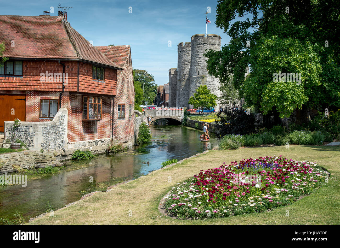 A Canterbury Kent, Regno Unito - 7 Luglio 2017: Chartham giardini nel centro della città di Canterbury nel Kent con persone turistica prendendo un romanti Foto Stock