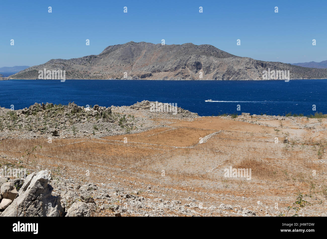 Symi Island, Egeo Meridionale, Grecia - prove di l'agricoltura su piccola scala è visibile nelle colline sopra pazienti pediatrici e altrove Foto Stock
