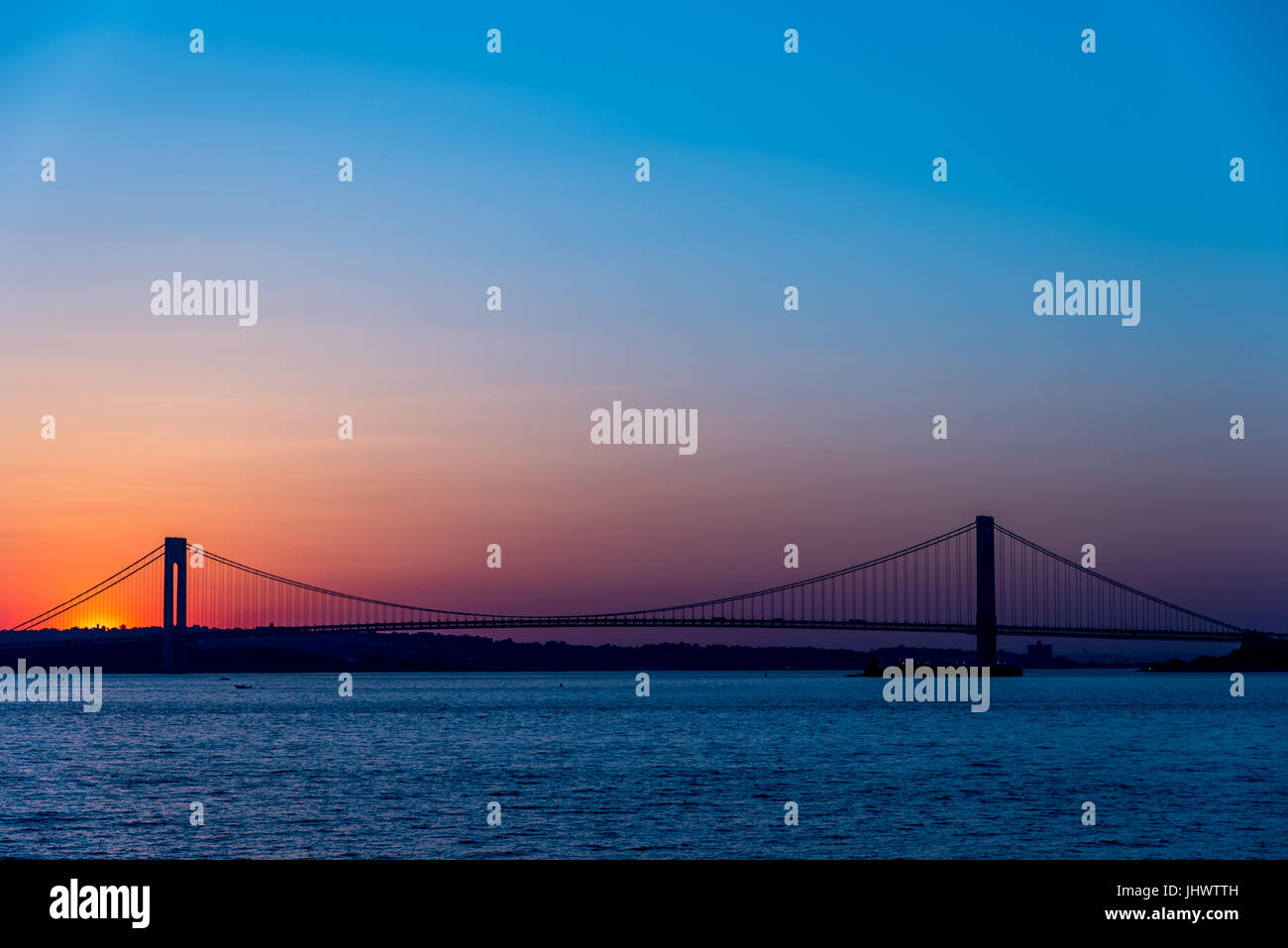 Vedute del tramonto sul Verrazano Narrows Bridge da Coney Island e Seagate Foto Stock