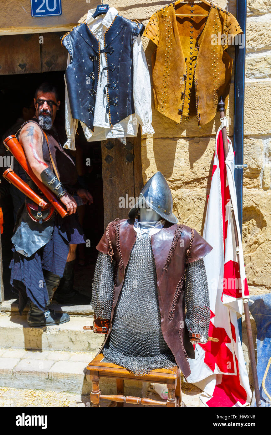 Cappotto di mail e casco in un negozio. Fascino Week 2016. Foto Stock