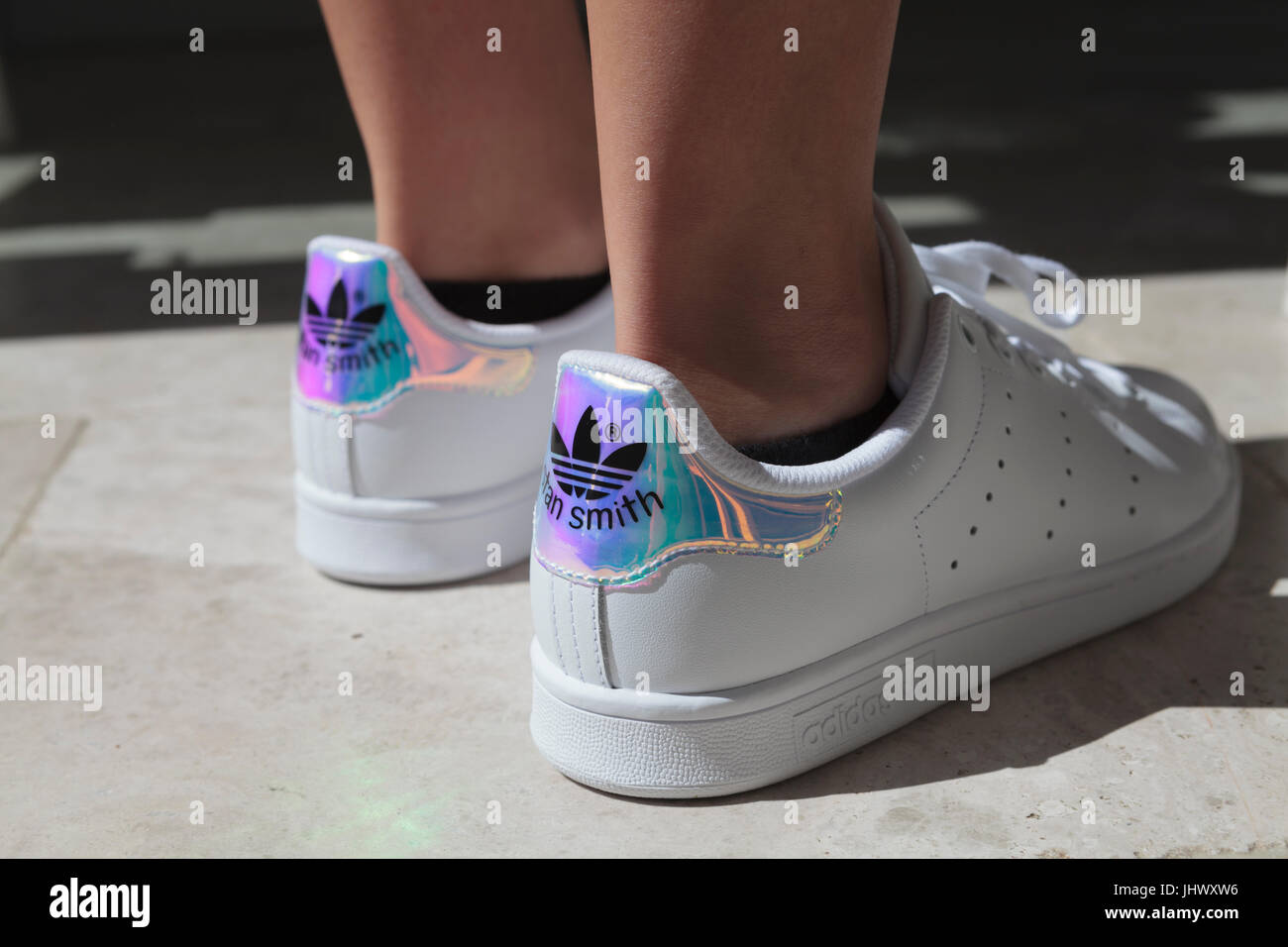 Stan Smith Adidas Trainer a piedi sul suolo Foto stock - Alamy
