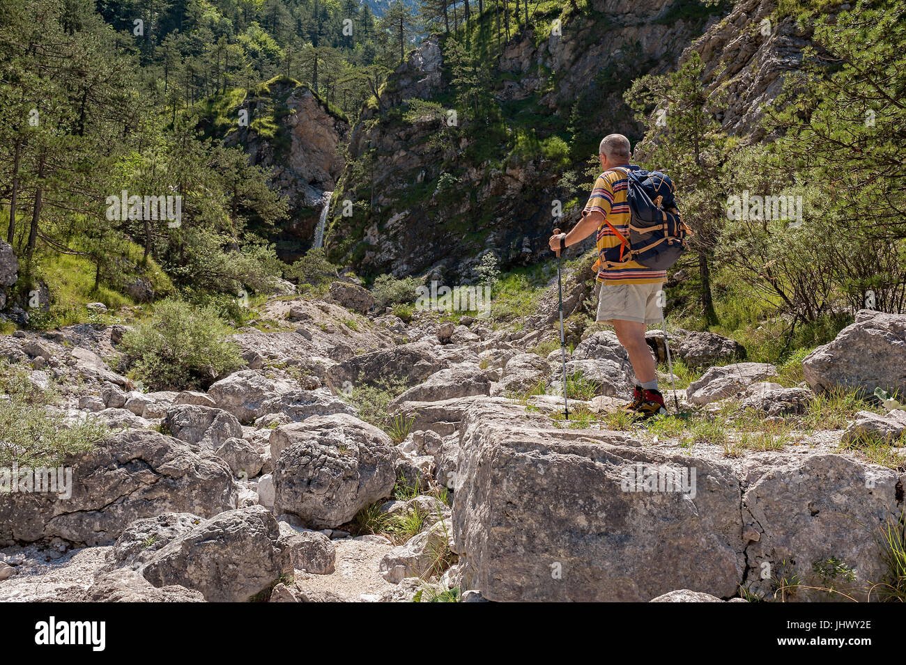 Coppia escursionista circa 60 anni. Trekkink sulle montagne. Attivo il pensionamento. Uno stile di vita sano. Foto Stock