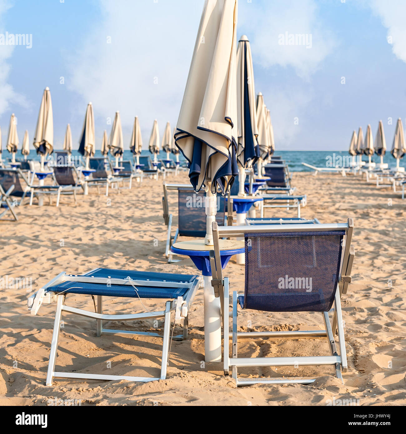 Spiaggia di ombrello per i momenti di relax e sun set beach. Bibione Foto Stock