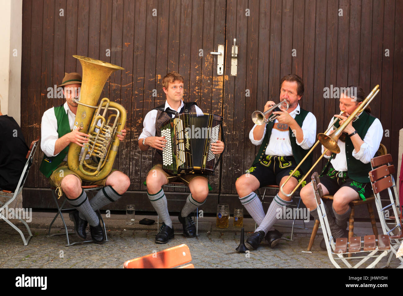 Tradizionali bavaresi oompah band a suonare all'Hofbrauhaus bier garten Monaco di Baviera, Germania Foto Stock