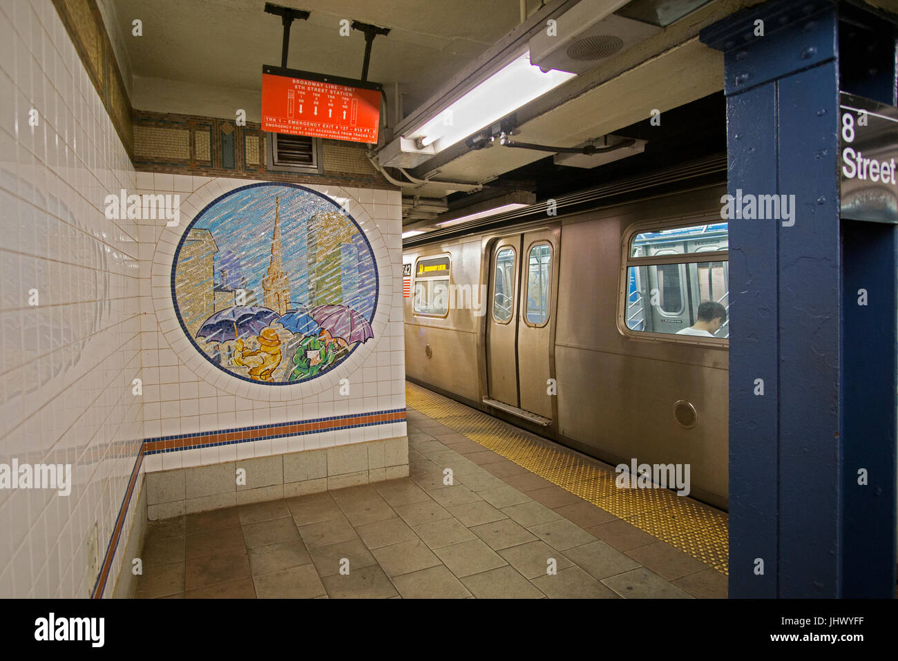 La metropolitana di arte e un treno a 8th Street station della R E N linee su Broadway e 8th Street nel Greenwich Village di New York City. Foto Stock