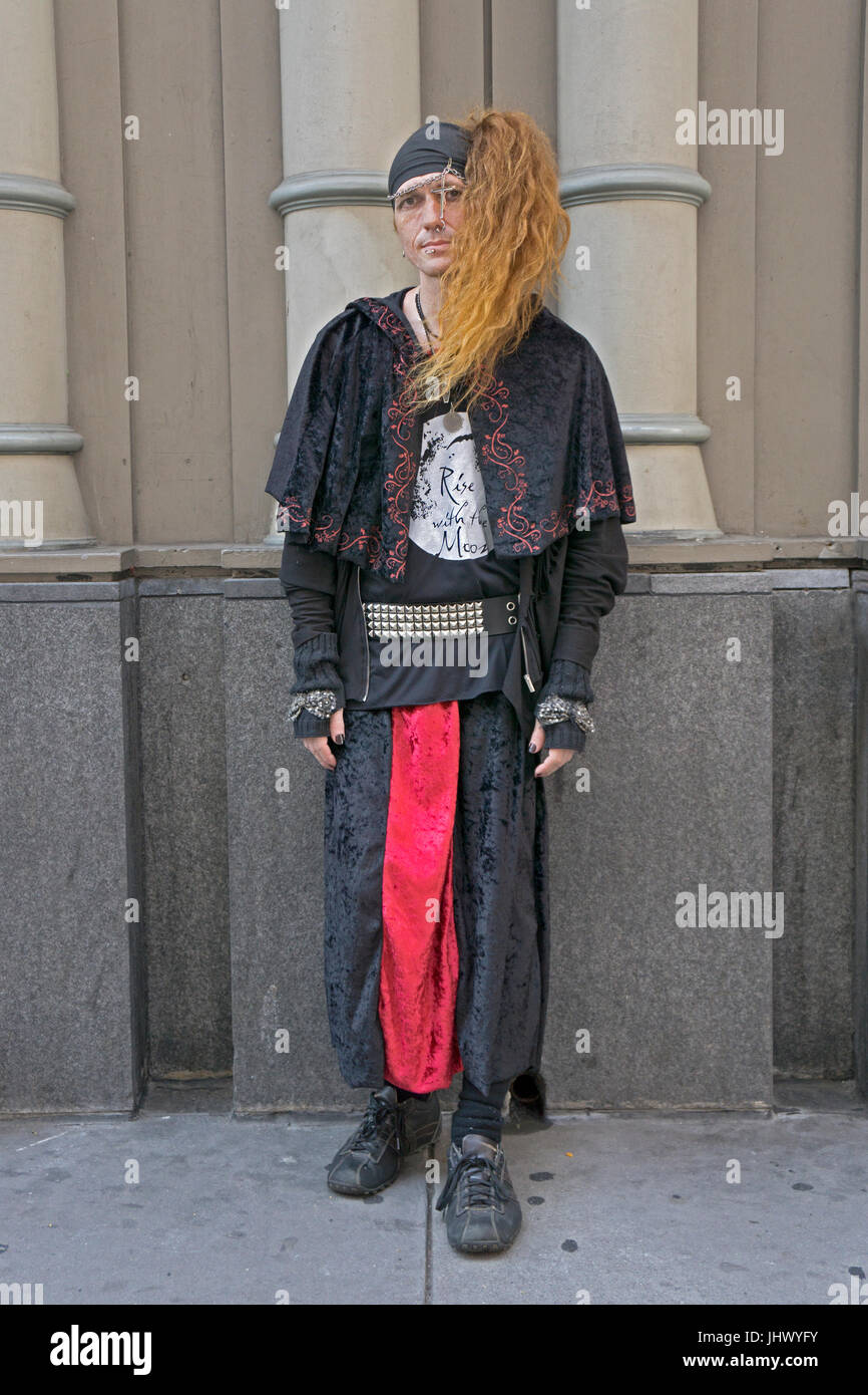 Un auto-strega descritta con un aspetto insolito al 2017 Witchsfest su Astor Place nell'East Village sezione di Manhattan, New York City. Foto Stock