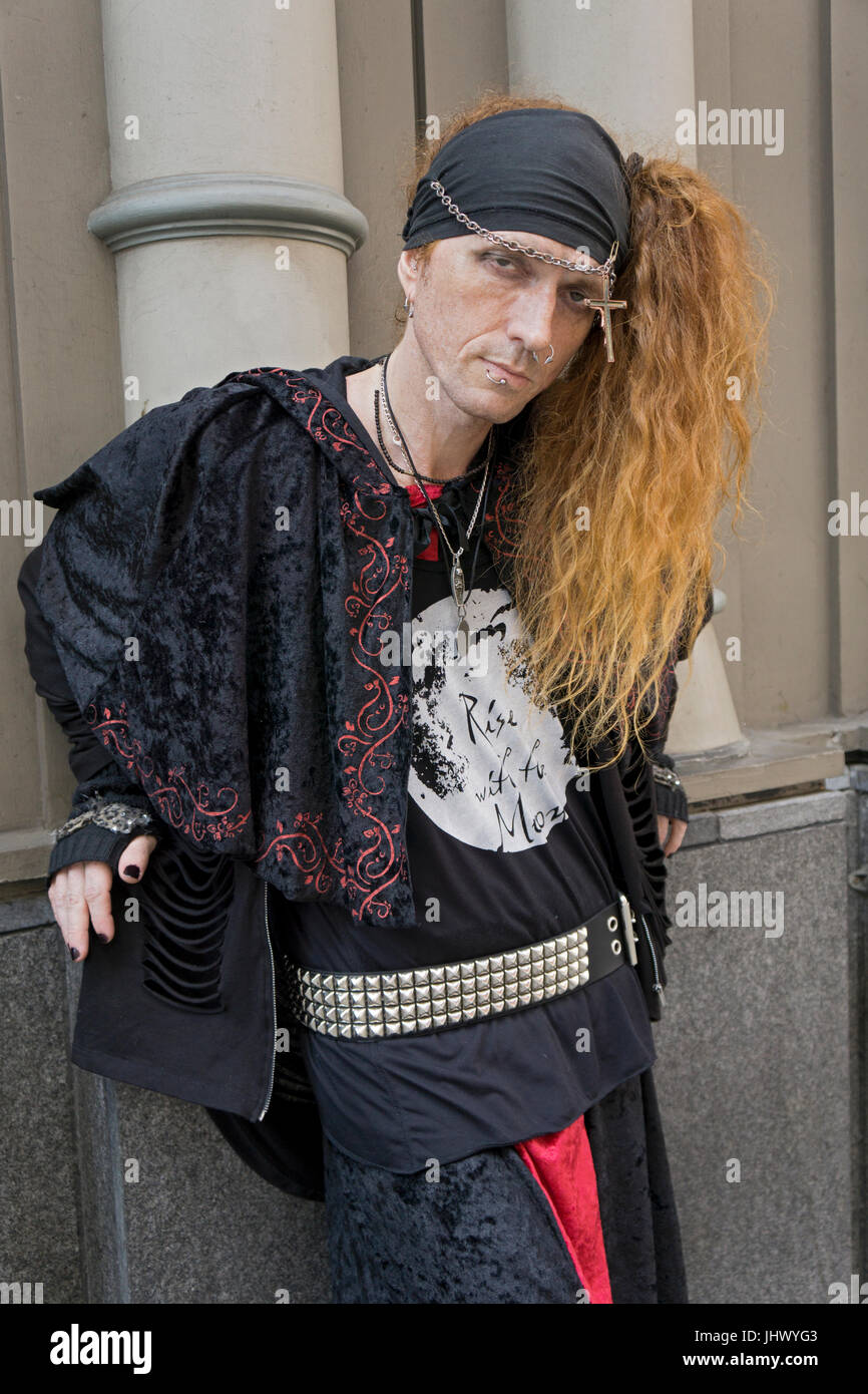 Un auto-strega descritta con un aspetto insolito al 2017 Witchsfest su Astor Place nell'East Village sezione di Manhattan, New York City. Foto Stock