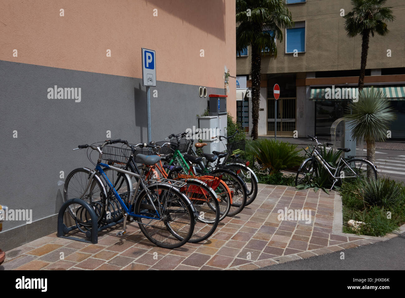 Il pedale biciclette parcheggiate nel parcheggio area appositamente per biciclette. Riva del Garda. Il lago di Garda. Italia Foto Stock
