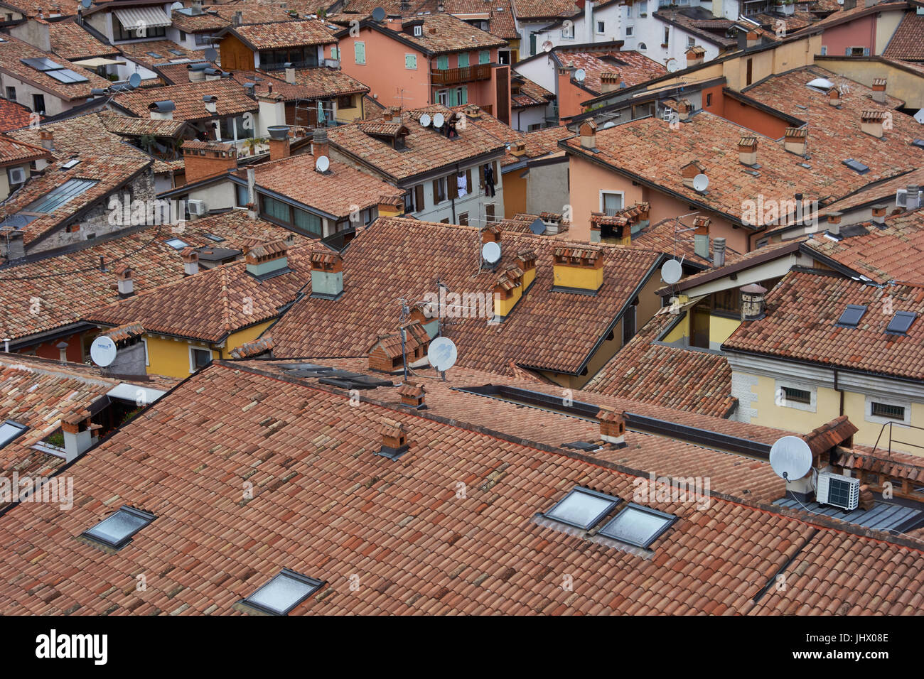 Piastrellate rooftpos dalla torre campanaria. Riva del Garda. Italia Foto Stock