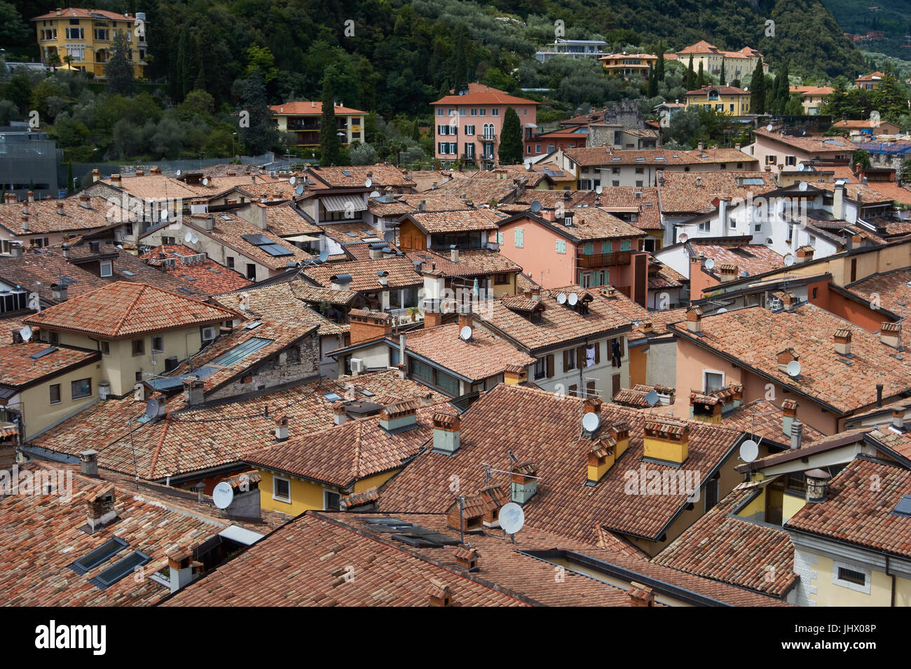 Piastrellate rooftpos dalla torre campanaria. Riva del Garda. Italia Foto Stock