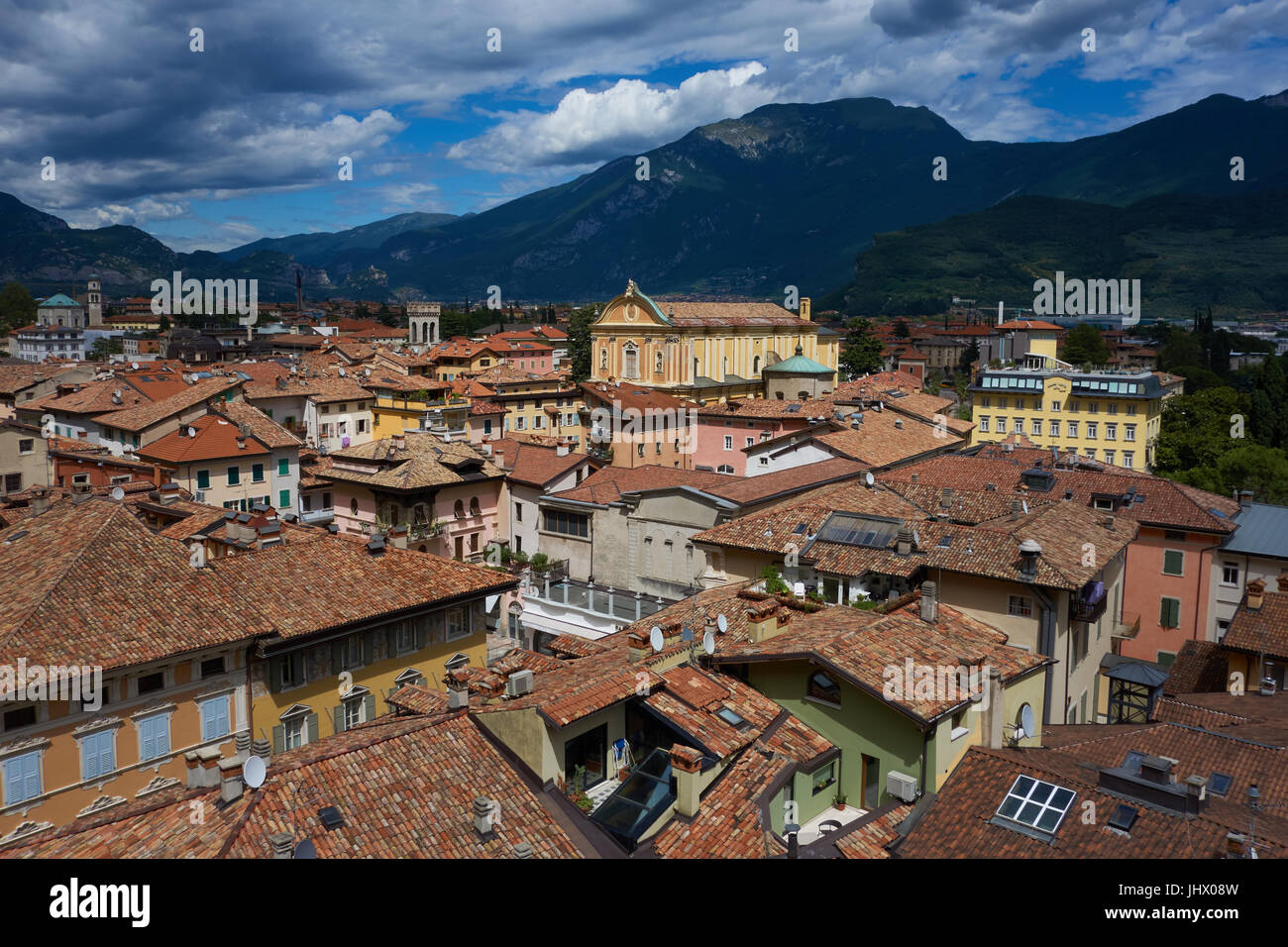 Piastrellate rooftpos dalla torre campanaria. Riva del Garda. Italia Foto Stock
