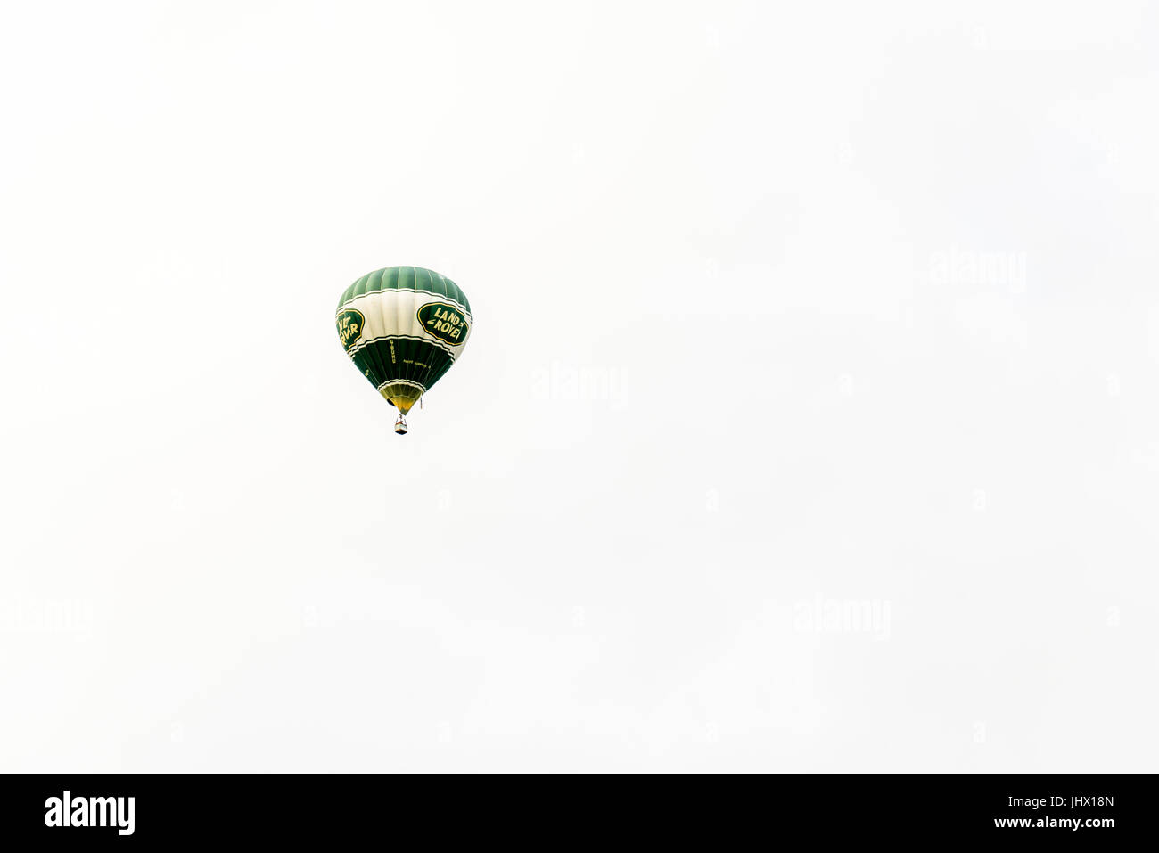 Racecourse, Northampton, England, Regno Unito - 01 Luglio: mongolfiera con Land Rover logo sorvolano Northampton Town Festival. Foto Stock