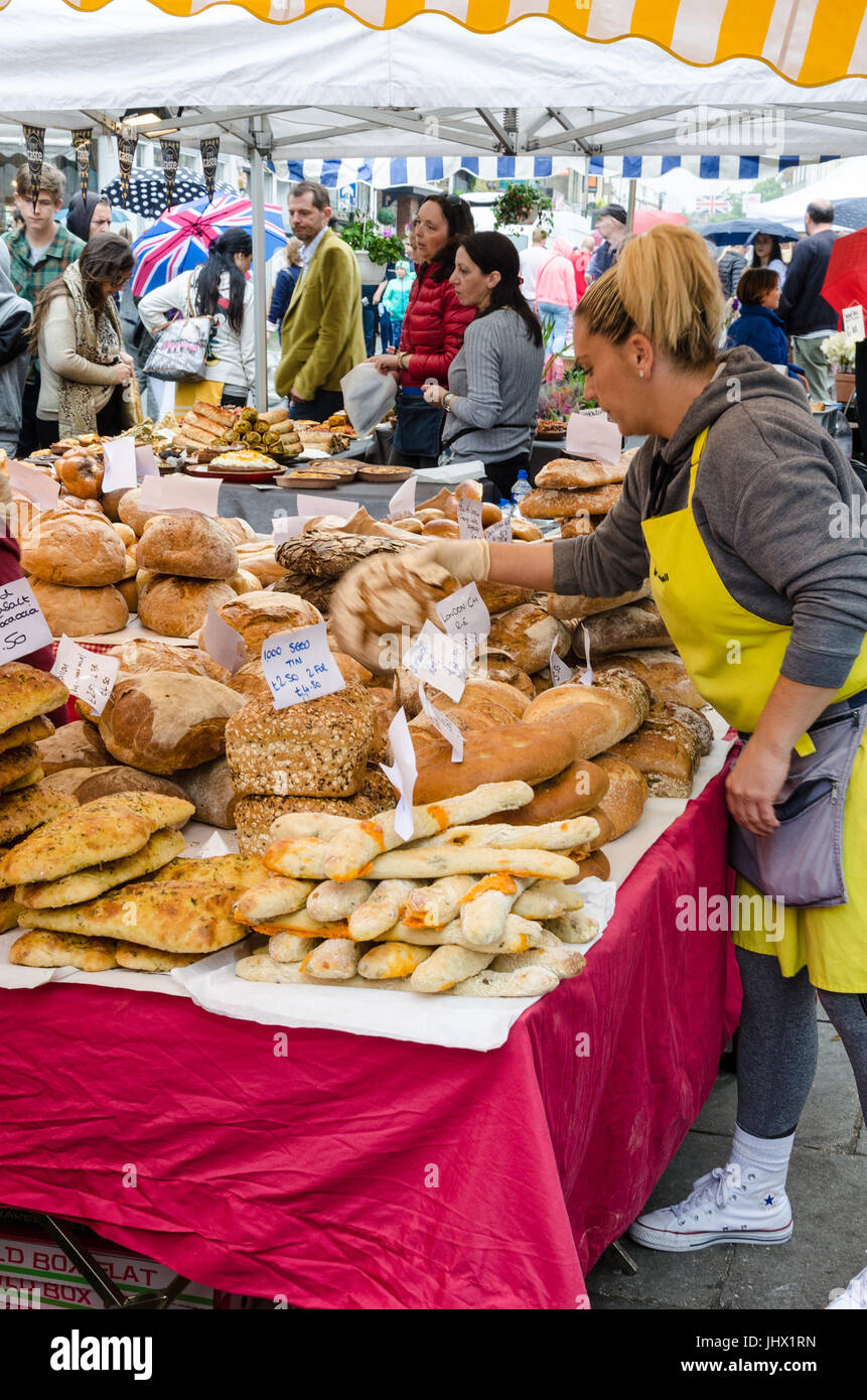 Un mercato in stallo la vendita di pane fresco. Foto Stock