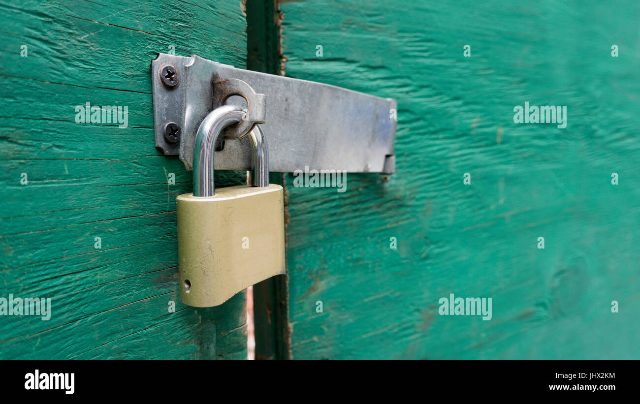 Blocco e latch bloccato legno verde area imbarcato, close up Foto Stock