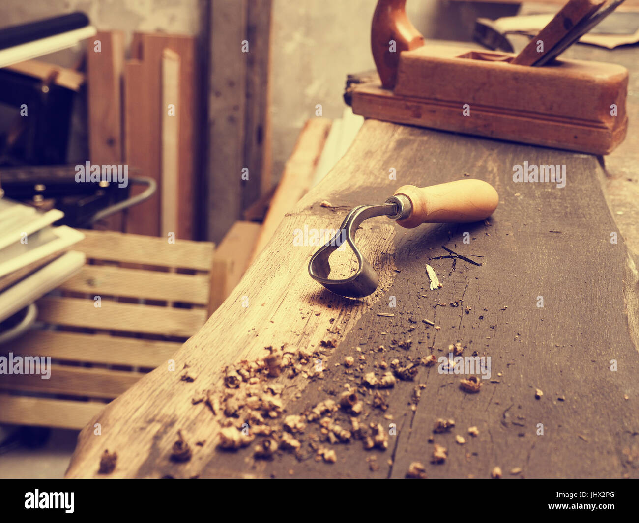 Lavoratore di legno strumenti su un vecchio banco in una falegnameria Foto Stock