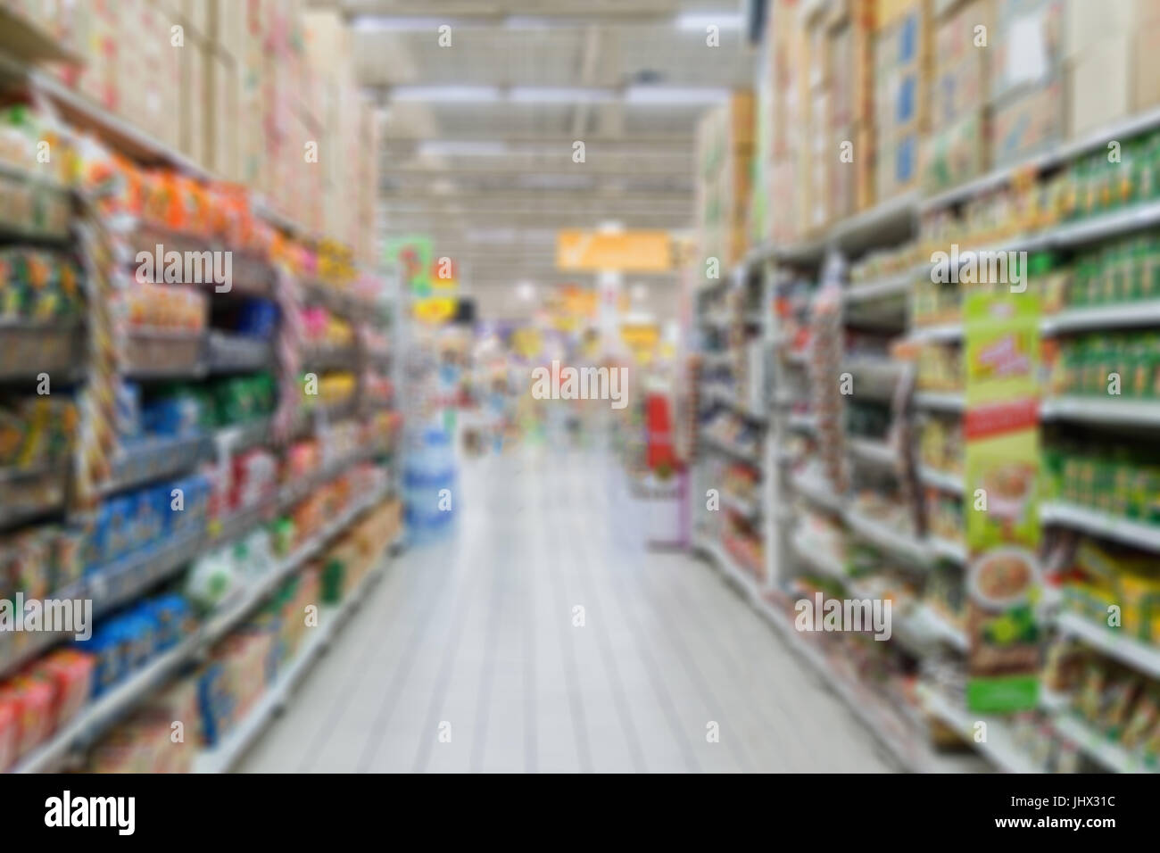 Department store, scaffale di supermercato entrambi i lati sfondo sfocato Foto Stock