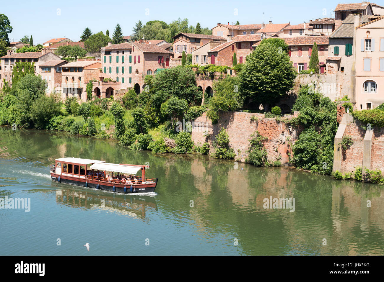 I turisti di prendere una crociera sul fiume Tarn a Albi, Francia Foto Stock