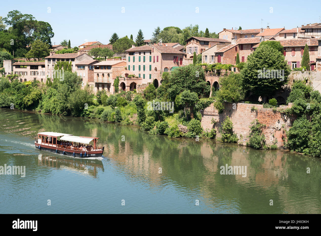 I turisti di prendere una crociera sul fiume Tarn a Albi, Francia Foto Stock