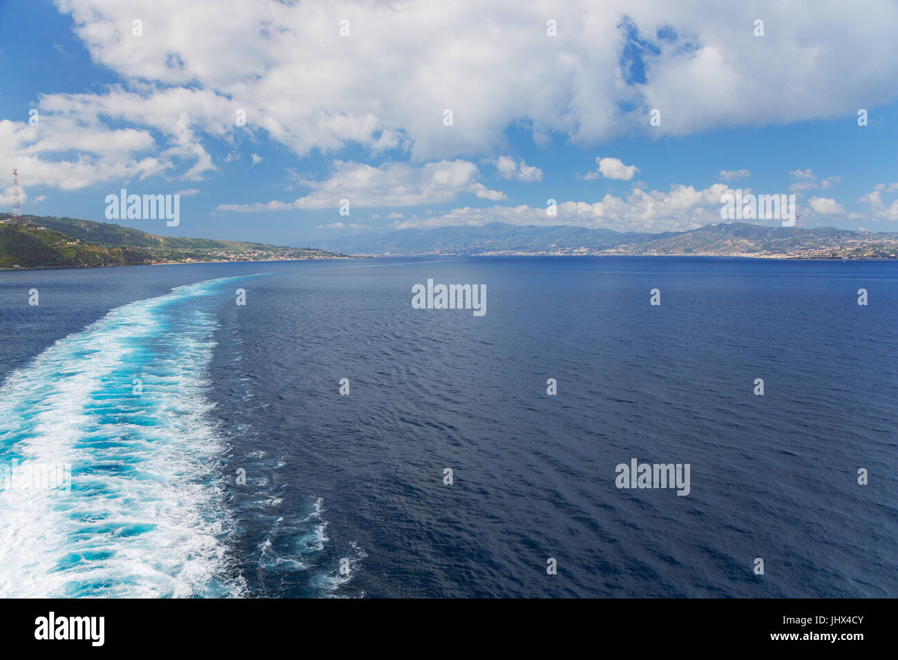 Navigazione attraverso lo Stretto di Messina con la terraferma sulla sinistra e la Sicilia sulla destra Foto Stock