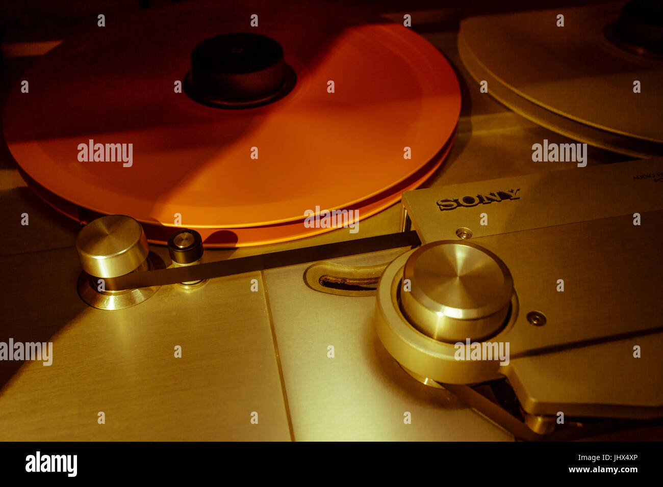 Paolo Turney, ingegnere audio, al lavoro nel suo studio a Cirencester. Foto Stock