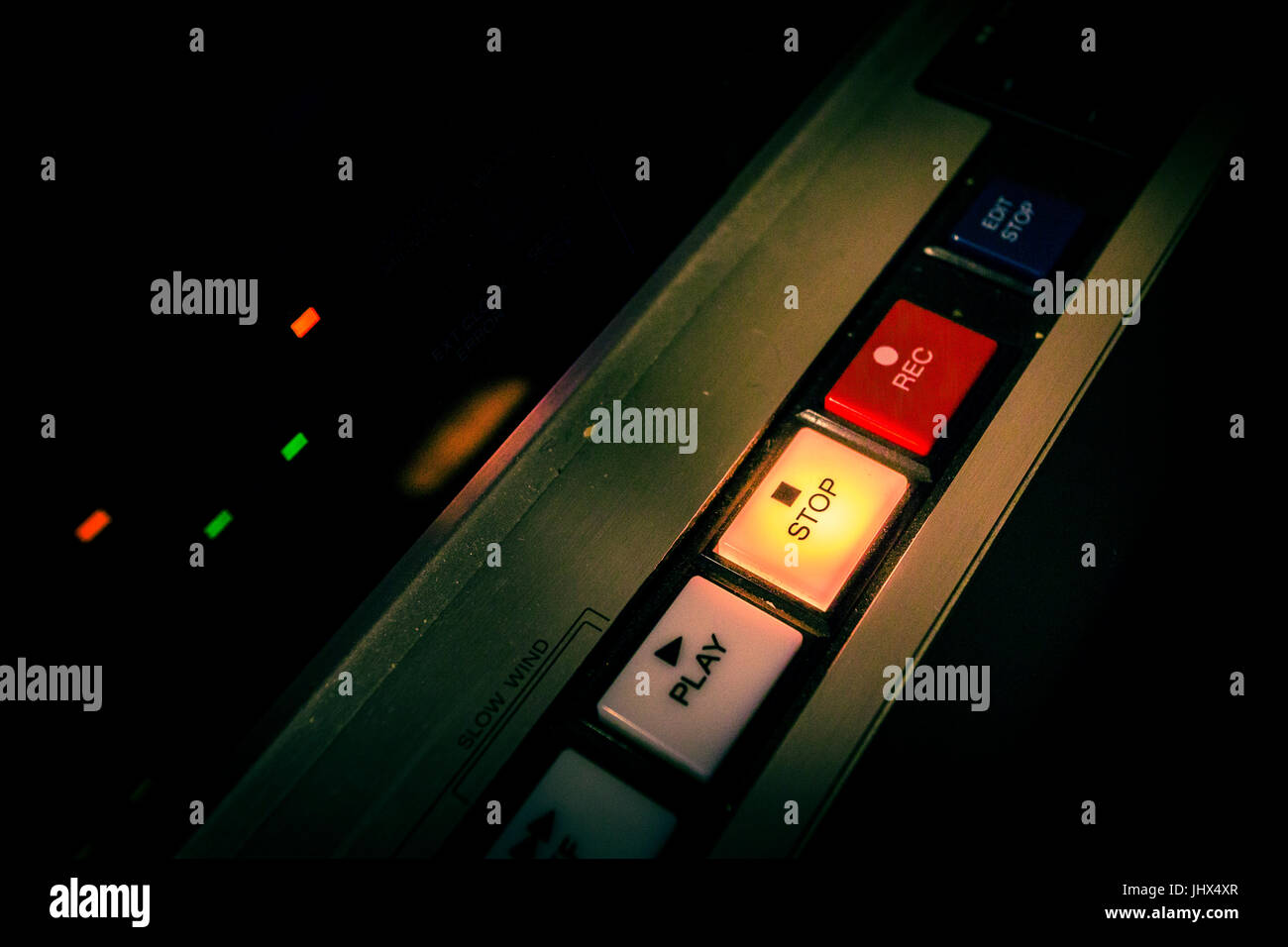 Paolo Turney, ingegnere audio, al lavoro nel suo studio a Cirencester. Foto Stock