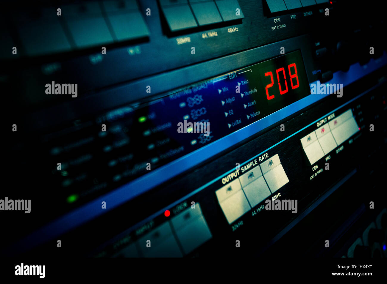 Paolo Turney, ingegnere audio, al lavoro nel suo studio a Cirencester. Foto Stock