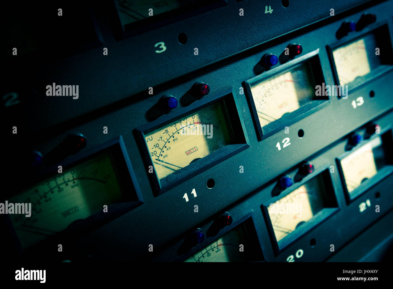 Paolo Turney, ingegnere audio, al lavoro nel suo studio a Cirencester. Foto Stock