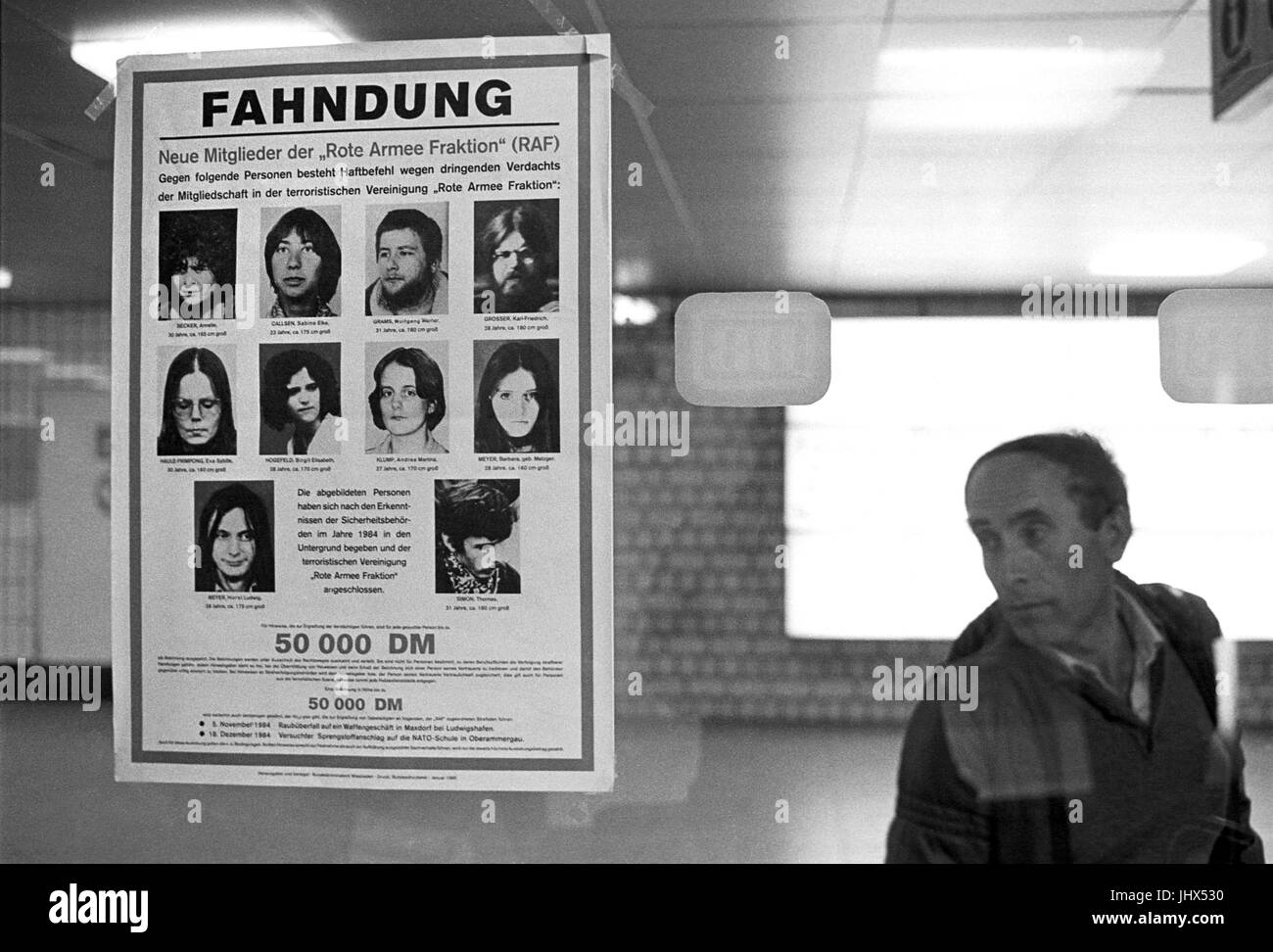 Germania, cartellone per la cattura del Baader-Meinhof gruppo terroristico in Dusseldorf stazione ferroviaria (febbraio 1985) Foto Stock