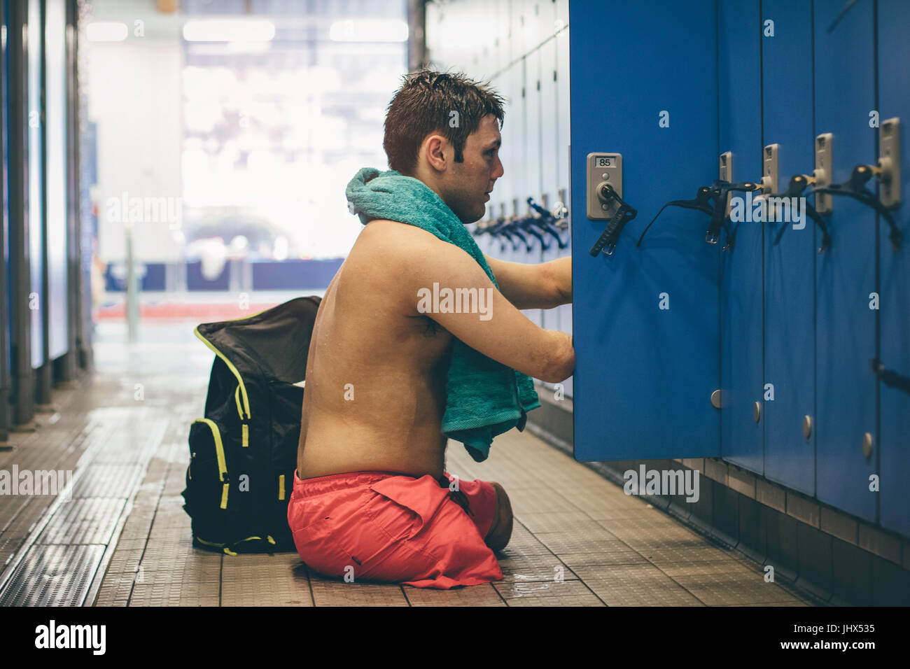 Quadriplegic atleta ottenere i suoi beni dal nuoto locker. Foto Stock