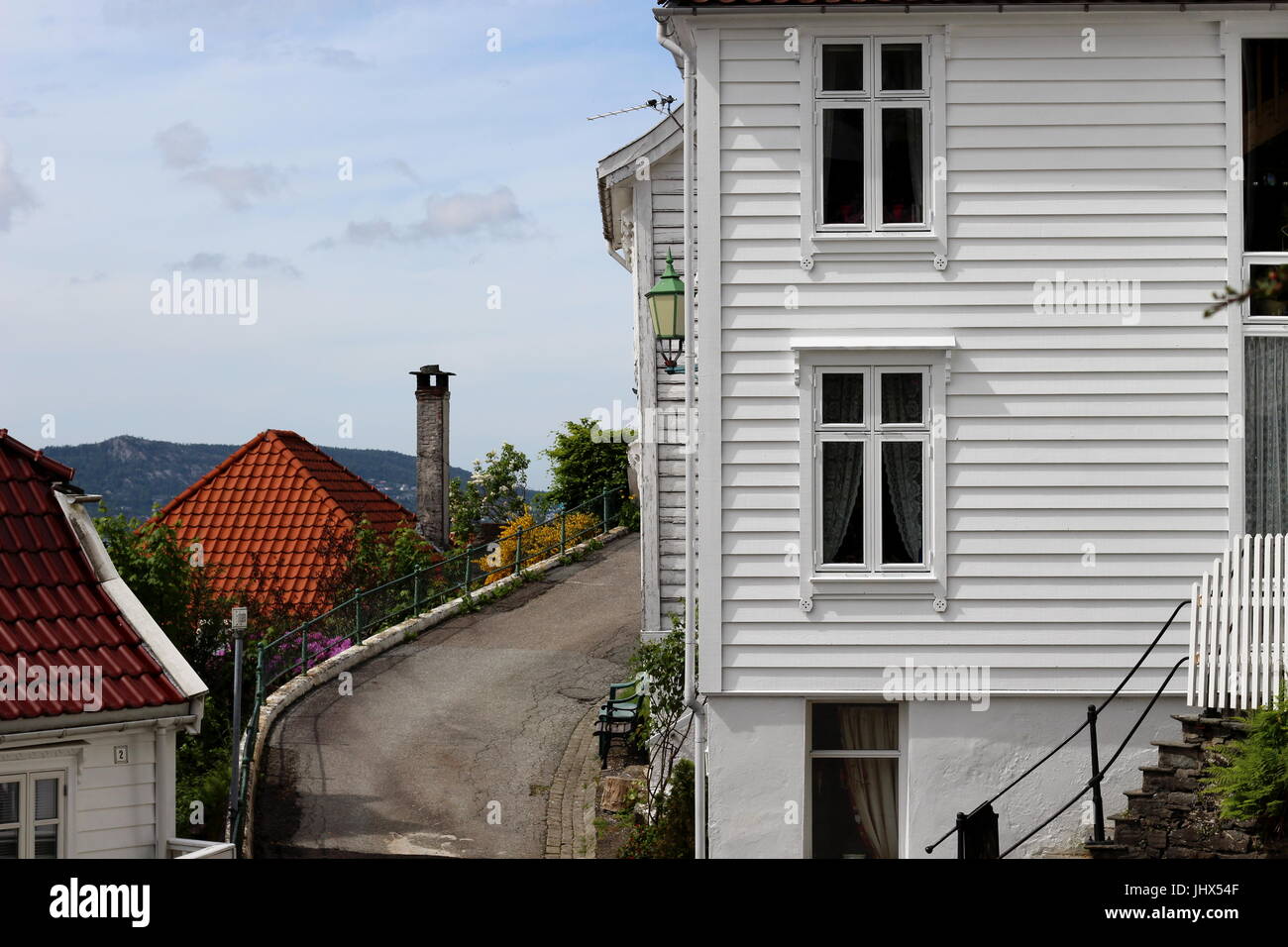 Legno bianco home in una tranquilla area residenziale di Bergen, Norvegia Foto Stock