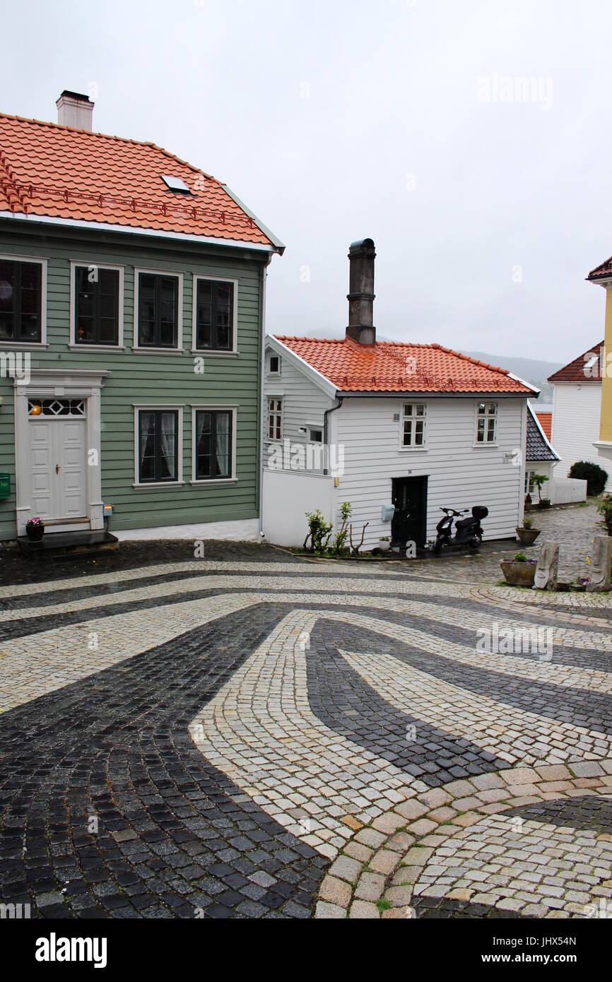 Pavimentazione inusuale esterno norvegese case di legno in una giornata grigia Foto Stock